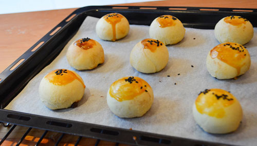  Jiangsu-style mooncakes have a flaky crust and are round, to reflect the shape of the moon